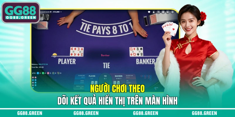 Người chơi theo dõi kết quả hiển thị trên màn hình